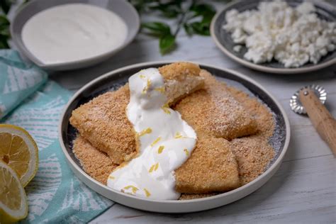 Kész túrós derelye tálalva