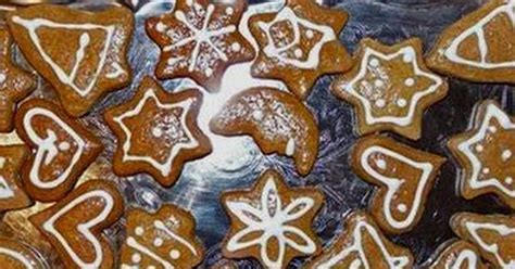 különböző stílusú mézeskalács formák: klasszikus csillag és modern, absztrakt geometriai minták összehasonlítása