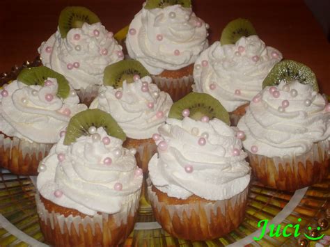 Pudingos muffinok egy tányéron