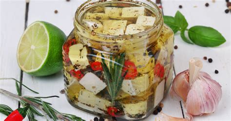 Fűszeres olajban pácolódó Hermelín sajt egy üvegben