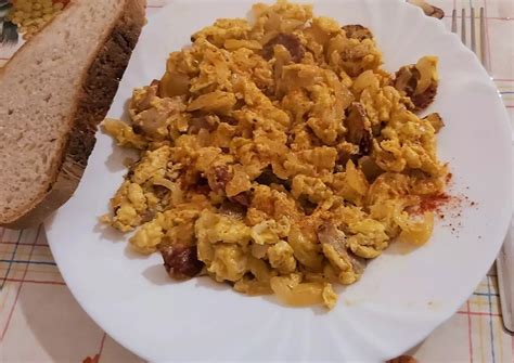 Magyaros rántotta kolbásszal és paprikával