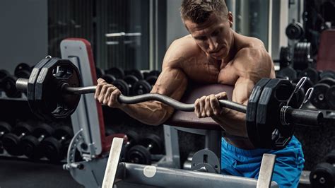 Bicepsz karhajlítás állva kézi súlyzóval