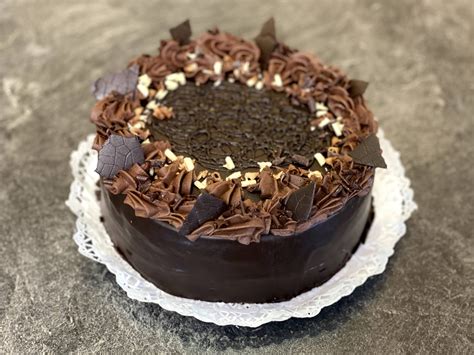 díszített tonkababos csokoládé torta