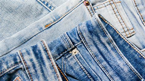 Egy klasszikus kék farmernadrág közeli képe, amely a denim anyag textúráját mutatja.