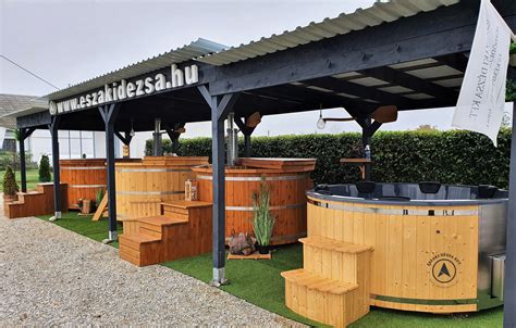 Kerti medence és dézsa naplementekor