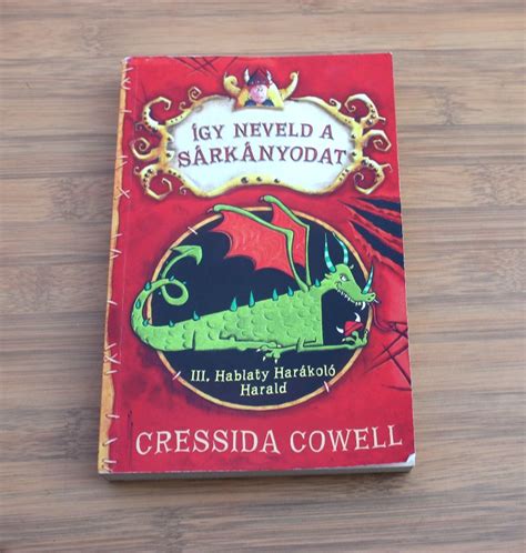 Cressida Cowell Az Így neveld a sárkányodat könyvsorozatának borítója