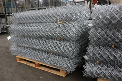 horganyzott drótháló a tyúk kifutóban