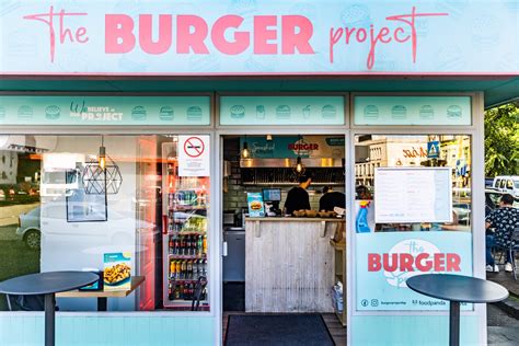 Világoskék pavilon és asztalok a The Burger Project előtt