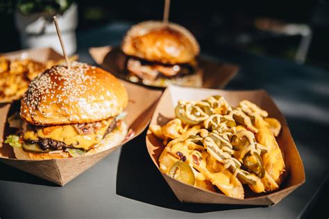 Különböző burgerek és köretek a The Burger Project kínálatából
