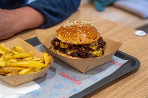 Különböző újpesti burgerezők logói