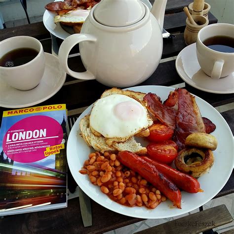 Hagyományos angol reggeli tálalása