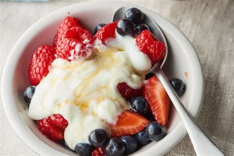 Görög joghurt tálban friss gyümölcsökkel