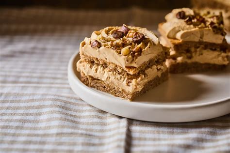 egy ínycsiklandó tojáslikőrös banántorta szelet a tányéron, csokoládéforgáccsal díszítve