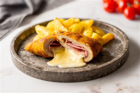 ízletes, frissen sült csirke cordon bleu látványos tálalásban