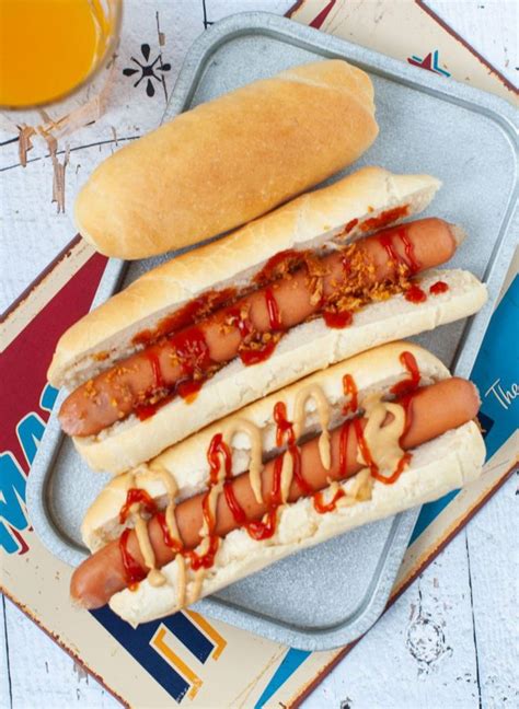 Különböző hot dog variációk, amelyek a fúrt kifli sokoldalúságát mutatják be