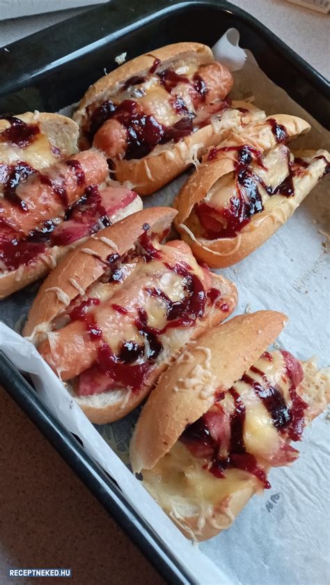 Professzionális konyhai környezet, ahol a hot dog kifli előkészítése zajlik