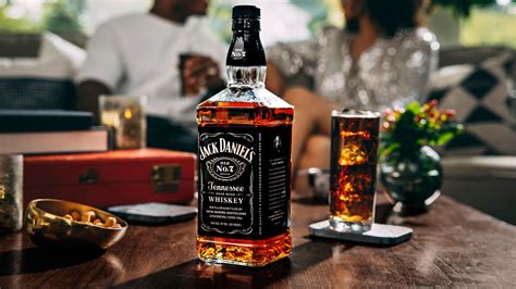 Jack Daniel's whiskey és ünnepi édességek hangulatos kompozíciója