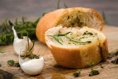 friss zöldfűszerek és fokhagyma a konyhapulton