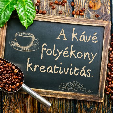 tökéletesen felszolgált kávé tálcán, cukortartóval és tejeskancsóval