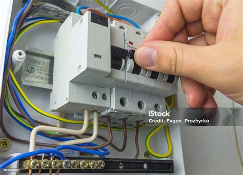 villanyszerelő dolgozik