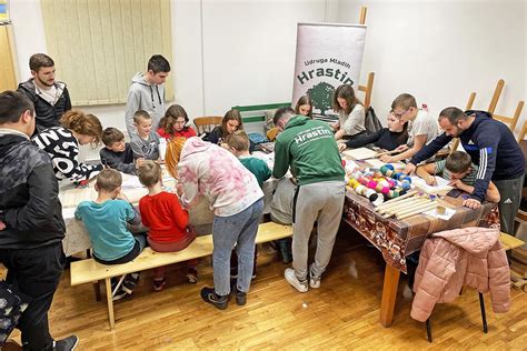 Kézműves foglalkozások, ahol gyerekek készítenek tradicionális tárgyakat