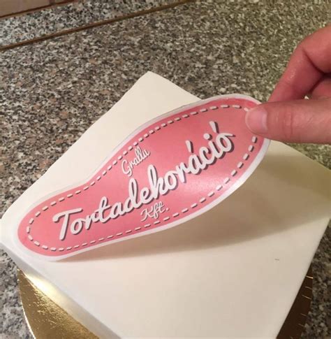 Csokicsipke felhelyezése tortára