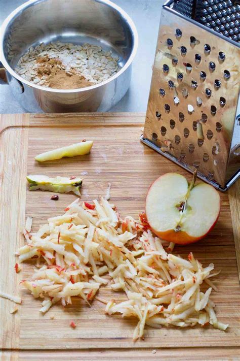Freshly grated apples with cinnamon and lemon