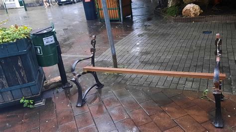 Egy kopott utcai pad, a mindennapok egyszerűségét jelképezve