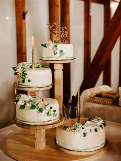 Modern, többszintes esküvői torta bogyókkal