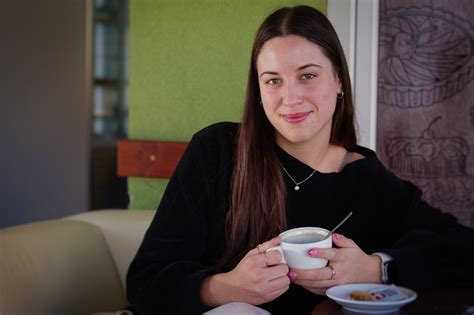 Szezonális alapanyagok válogatása egy piacról