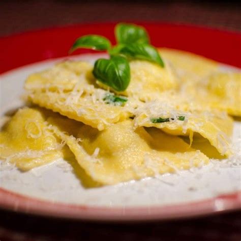 Házi ravioli tálalva libalevessel