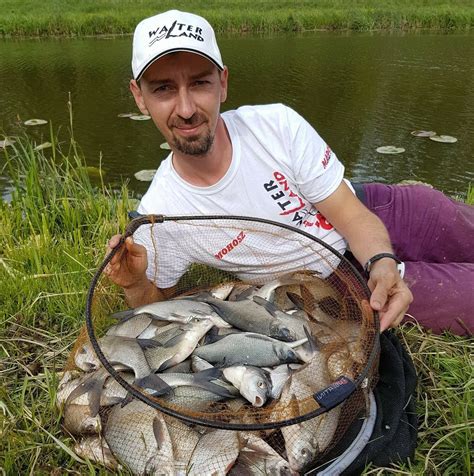 Horgász csónakban, csalit dob a vízbe