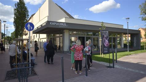 Hatvan város látképe a Kapucinus Kávézó és a Centrum Fagyizó környezetével