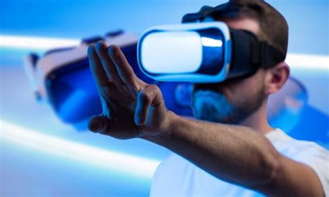 VR szemüveget viselő személy, aki 360 fokos videót néz