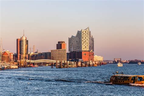 Az Elbphilharmonie az Elba folyó partján