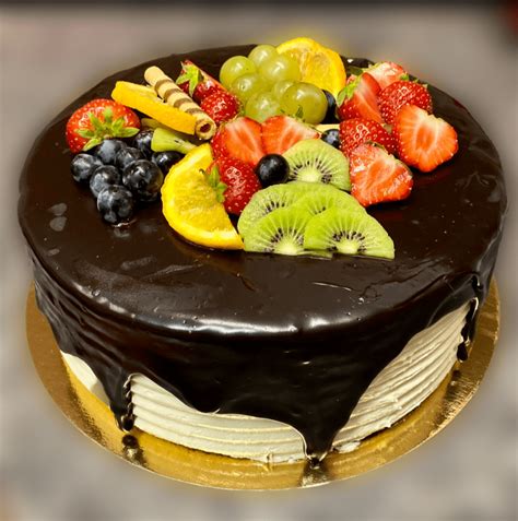 díszített torta gyümölcsökkel