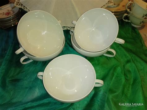 elegáns terített asztal porcelán leveses tállal a középpontban