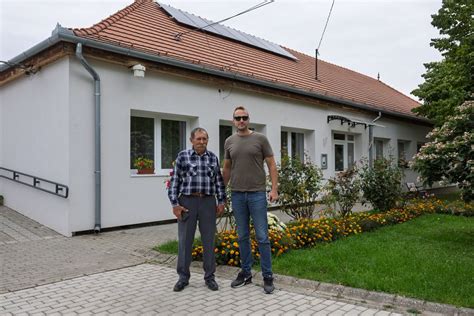 Családtagok közösen dolgoznak egy farmon