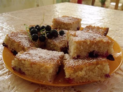 Egy szelet gyümölcsös grízes pite, fahéjjal meghintve