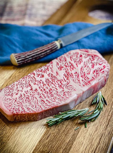Elkészült Wagyu steak rizzsel tálalva