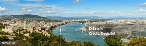 panorámakép a hamburgi kikötőről és a város látképéről