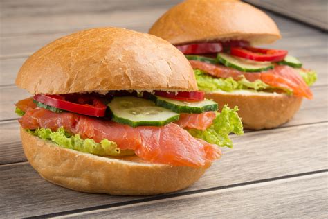 Friss halas szendvics a hamburgi kikötőnél