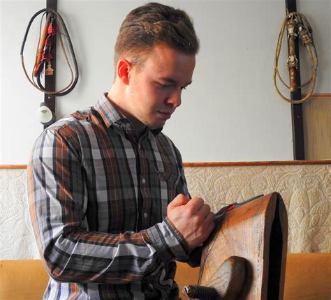 Kézművesek emelőcsigát használnak.