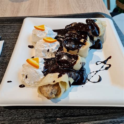 Csokoládéöntet öntve egy desszertre