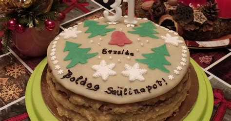 Marcipánnal díszített ünnepi torta