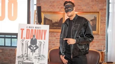 T. Danny a Megasztár zsűriszékében, háttérben a műsor logójával, utalva az új évadra és a rapper szerepére