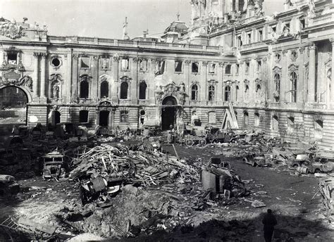 Budapest romokban 1945-ben, egy fotó, amely a város ostromának pusztítását ábrázolja