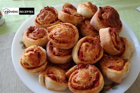 Különböző formájú és méretű pizzás kelt finomságok