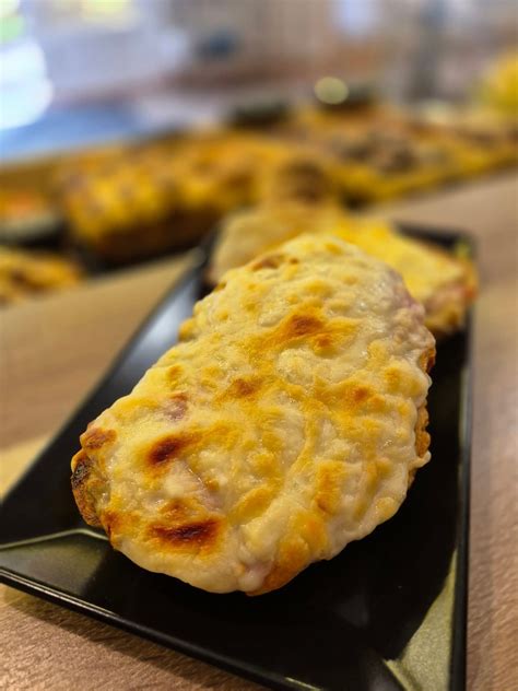 Frissen sült, aranybarnára sült fűszeres pizzakenyér szeletek