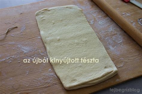 Lisztezett deszkán kinyújtott pitetészta
